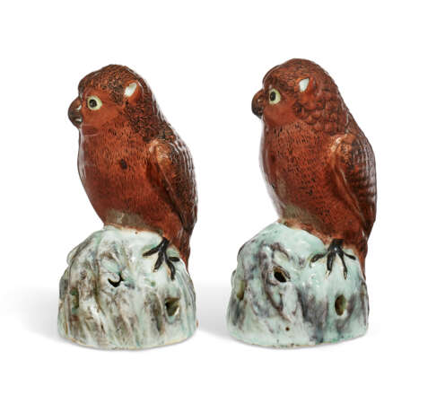 A SMALL PAIR OF CHINESE EXPORT PORCELAIN OWLS - фото 3