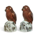 A SMALL PAIR OF CHINESE EXPORT PORCELAIN OWLS - Foto 3