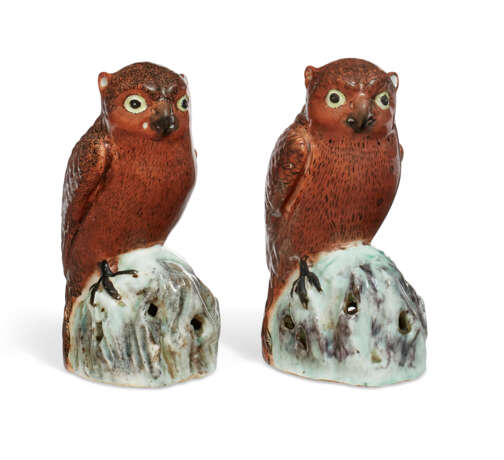 A SMALL PAIR OF CHINESE EXPORT PORCELAIN OWLS - фото 4