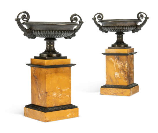 A PAIR OF FRENCH PATINATED-BRONZE AND SIENA MARBLE TAZZA URNS - Foto 2