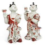 A PAIR OF JAPANESE EXPORT PORCELAIN BOYS - фото 1