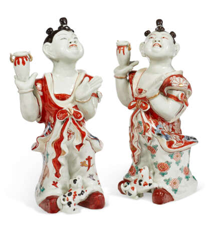 A PAIR OF JAPANESE EXPORT PORCELAIN BOYS - фото 1