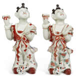 A PAIR OF JAPANESE EXPORT PORCELAIN BOYS - фото 2