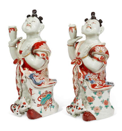 A PAIR OF JAPANESE EXPORT PORCELAIN BOYS - фото 3