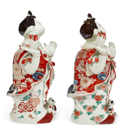 A PAIR OF JAPANESE EXPORT PORCELAIN BOYS - фото 5