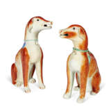 A LARGE PAIR OF CHINESE EXPORT PORCELAIN HOUNDS - photo 1