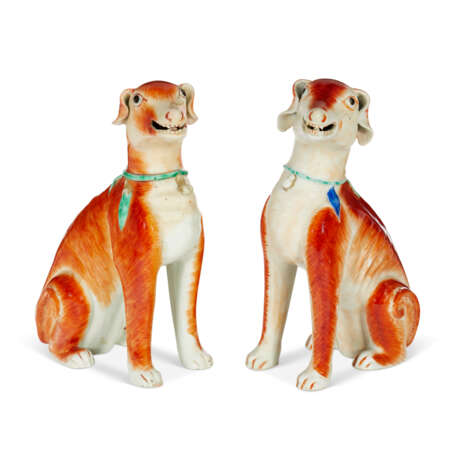 A LARGE PAIR OF CHINESE EXPORT PORCELAIN HOUNDS - photo 3