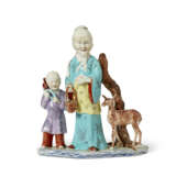 A CHINESE EXPORT PORCELAIN FAMILLE ROSE FIGURE GROUP - Foto 1