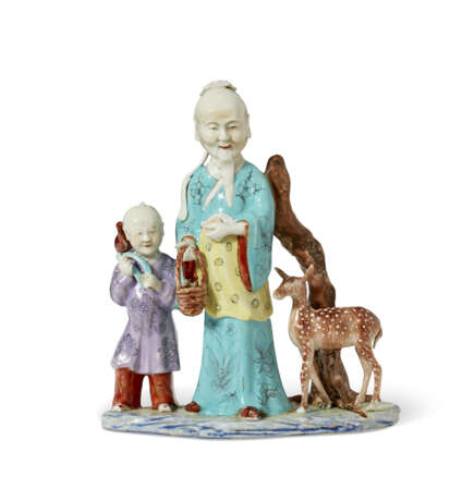 A CHINESE EXPORT PORCELAIN FAMILLE ROSE FIGURE GROUP - фото 1