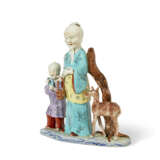 A CHINESE EXPORT PORCELAIN FAMILLE ROSE FIGURE GROUP - photo 2