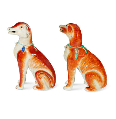 A LARGE PAIR OF CHINESE EXPORT PORCELAIN HOUNDS - photo 7