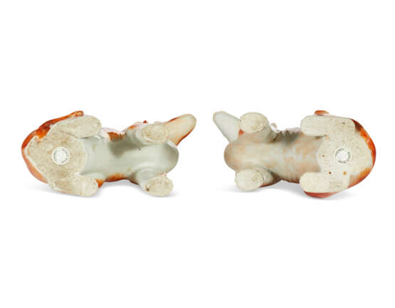 A LARGE PAIR OF CHINESE EXPORT PORCELAIN HOUNDS - photo 8