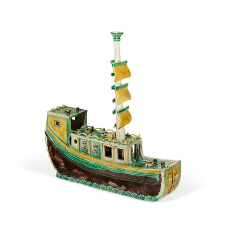 A CHINESE EXPORT BISCUIT-GLAZED PORCELAIN MODEL OF A BOAT - photo 2