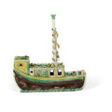A CHINESE EXPORT BISCUIT-GLAZED PORCELAIN MODEL OF A BOAT - фото 3