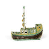 A CHINESE EXPORT BISCUIT-GLAZED PORCELAIN MODEL OF A BOAT - Foto 4