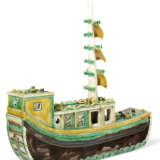 A CHINESE EXPORT BISCUIT-GLAZED PORCELAIN MODEL OF A BOAT - Foto 7