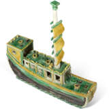 A CHINESE EXPORT BISCUIT-GLAZED PORCELAIN MODEL OF A BOAT - Foto 9