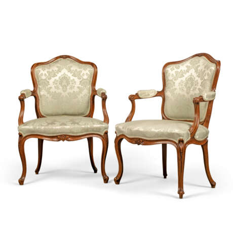 A PAIR OF GEORGE III MAHOGANY OPEN ARMCHAIRS - photo 1