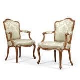 A PAIR OF GEORGE III MAHOGANY OPEN ARMCHAIRS - photo 3
