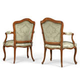 A PAIR OF GEORGE III MAHOGANY OPEN ARMCHAIRS - photo 4