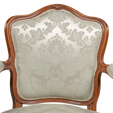 A PAIR OF GEORGE III MAHOGANY OPEN ARMCHAIRS - Foto 5