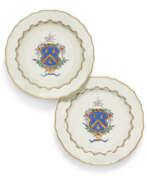 Usine de porcelaine Worcester. A PAIR OF WORCESTER PORCELAIN ARMORIAL PLATES FROM THE CALMADY SERVICE
