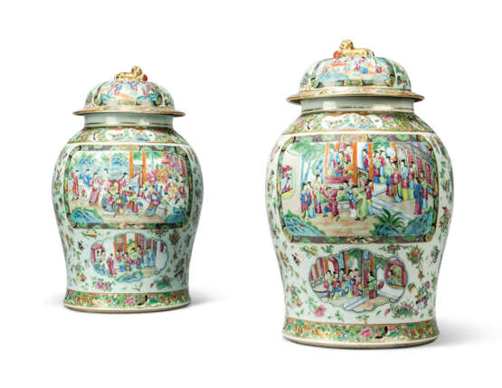 A MATCHED PAIR OF CHINESE EXPORT FAMILLE ROSE JARS AND COVERS - Foto 1