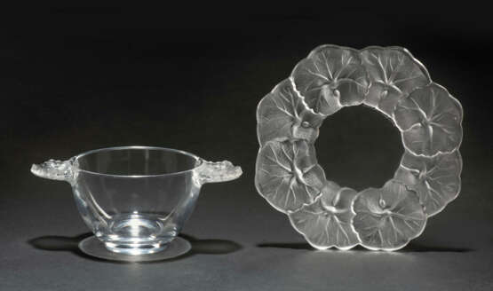 A LALIQUE GLASS 'HONFLEUR' PATTERN COMPOSITE PART TABLE-SERVICE - photo 8