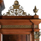 A LARGE FRENCH ORMOLU AND MARBLE-MOUNTED MAHOGANY BOOKCASE - Foto 6
