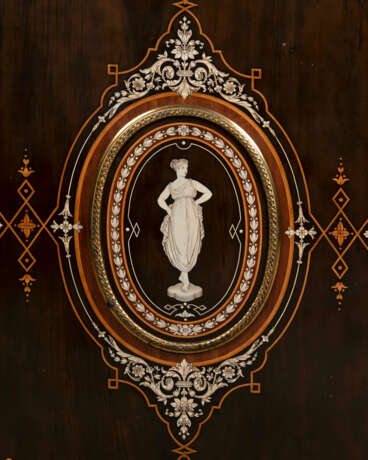 A VICTORIAN ORMOLU-MOUNTED, IVORY INLAID, AMARANTH, EBONY AND SYCAMORE SIDE CABINET - Foto 3