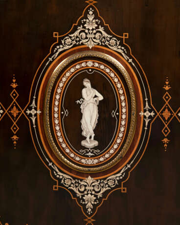 A VICTORIAN ORMOLU-MOUNTED, IVORY INLAID, AMARANTH, EBONY AND SYCAMORE SIDE CABINET - Foto 4