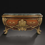 A FRENCH ORMOLU-MOUNTED MAHOGANY AND BOIS SATINE BOMBE COMMODE - фото 1