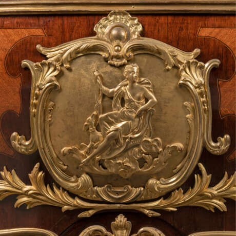 A FRENCH ORMOLU-MOUNTED MAHOGANY AND BOIS SATINE BOMBE COMMODE - Foto 2