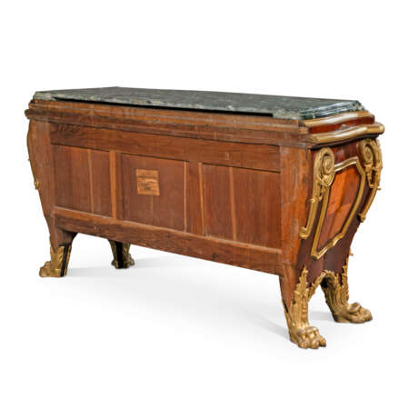 A FRENCH ORMOLU-MOUNTED MAHOGANY AND BOIS SATINE BOMBE COMMODE - фото 7