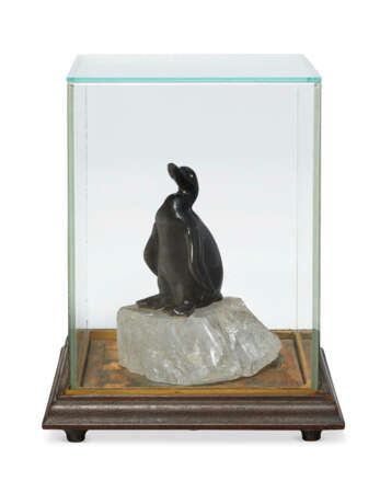 A JEWELED OBSIDIAN AND ROCK CRYSTAL FIGURE OF A PENGUIN - фото 2
