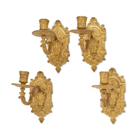 A SET OF FOUR FRENCH ORMOLU SINGLE-BRANCH WALL LIGHTS - photo 2