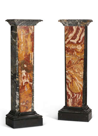 A MATCHED PAIR OF ITALIAN SPECIMEN MARBLE PEDESTALS - Foto 2