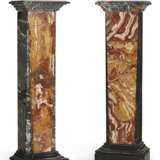 A MATCHED PAIR OF ITALIAN SPECIMEN MARBLE PEDESTALS - Foto 2