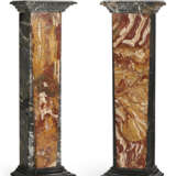 A MATCHED PAIR OF ITALIAN SPECIMEN MARBLE PEDESTALS - Foto 3