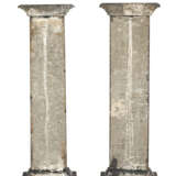 A MATCHED PAIR OF ITALIAN SPECIMEN MARBLE PEDESTALS - Foto 4