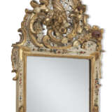 A PAIR OF SOUTH GERMAN CREAM AND POLYCHROME-PAINTED AND PARCEL-GILT MIRRORS - Foto 2