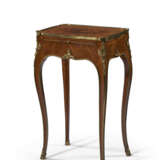 A LOUIS XV ORMOLU-MOUNTED TULIPWOOD AND KINGWOOD 'BOIS DE BOUT' MARQUETRY TABLE A ECRIRE - Foto 1
