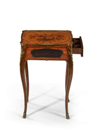 A LOUIS XV ORMOLU-MOUNTED TULIPWOOD AND KINGWOOD 'BOIS DE BOUT' MARQUETRY TABLE A ECRIRE - photo 2