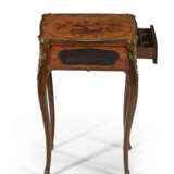 A LOUIS XV ORMOLU-MOUNTED TULIPWOOD AND KINGWOOD 'BOIS DE BOUT' MARQUETRY TABLE A ECRIRE - Foto 2