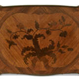 A LOUIS XV ORMOLU-MOUNTED TULIPWOOD AND KINGWOOD 'BOIS DE BOUT' MARQUETRY TABLE A ECRIRE - Foto 3
