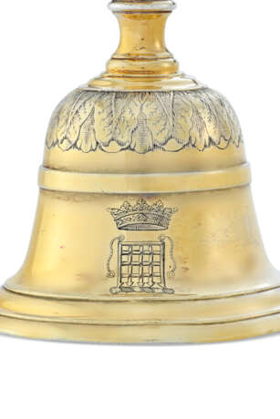 A GEORGE II SILVER-GILT TABLE BELL FROM THE BEAUFORT TOILET SERVICE - photo 2