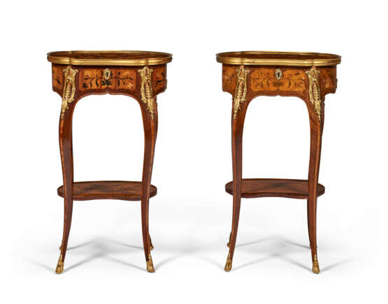 A MATCHED PAIR OF LOUIS XV ORMOLU-MOUNTED BOIS SATINE, AMARANTH AND MARQUETRY WORK TABLES - Foto 2