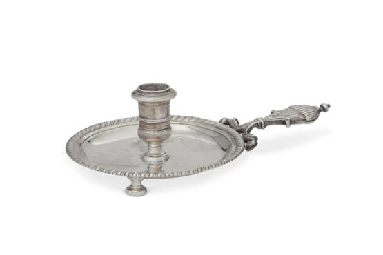 A QUEEN ANNE SILVER CHAMBER CANDLESTICK - Foto 1