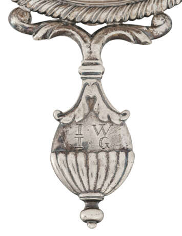 A QUEEN ANNE SILVER CHAMBER CANDLESTICK - фото 2