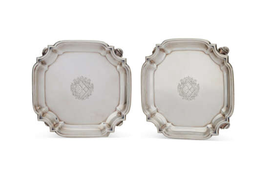 A PAIR OF GEORGE II SILVER WAITERS - Foto 1